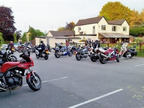 Hotel The Crown At Broad Hinton Exterior foto